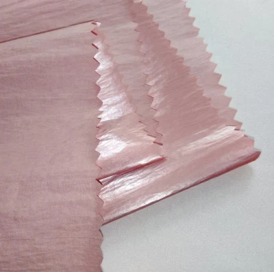 Poliestere stampato al laser ad alta resistenza al lavaggio colorato per piumino Tessuto in nylon arcobaleno increspato
